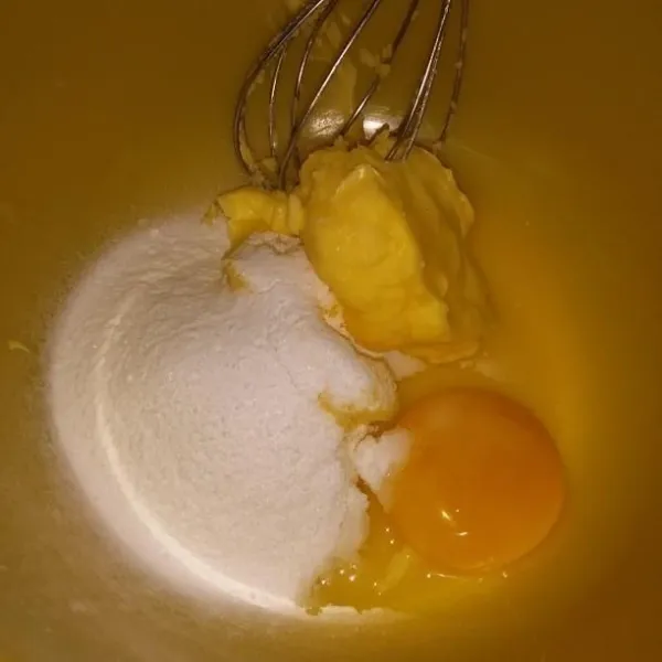 Campurkan butter, telur, gula halus, dan vanili. Kocok hingga tercampur rata sekitar 2 menit.