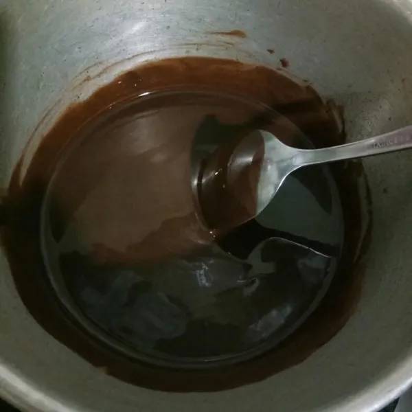 Potong-potong coklat, masukkan ke dalam panci kemudian tambahkan minyak goreng lalu tim hingga leleh, angkat.