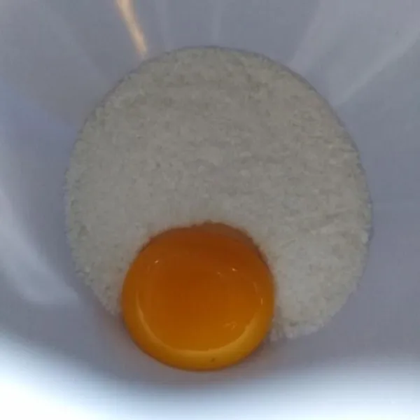 Masukkan gula dan telur, aduk rata.