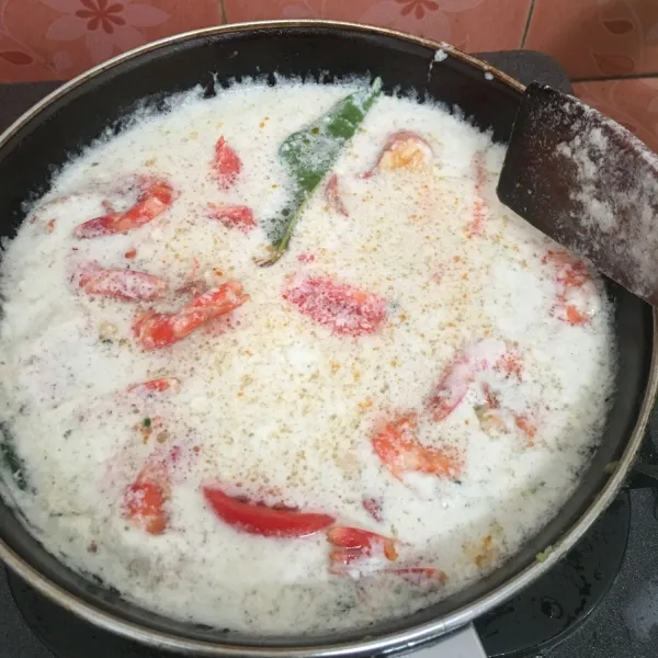 Masukkan udang yang sudah di goreng dengan tomat hingga matang merata.