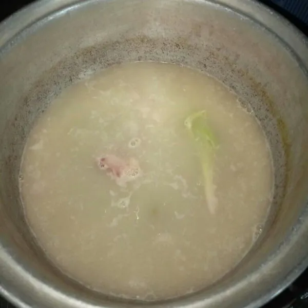 Tambahkan santan, beri garam dan kaldu bubuk.