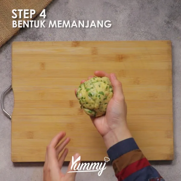 Bentuk adonan memanjang, kemudian potong adonan menyerong dengan ketebalan kurang lebih 1 cm.