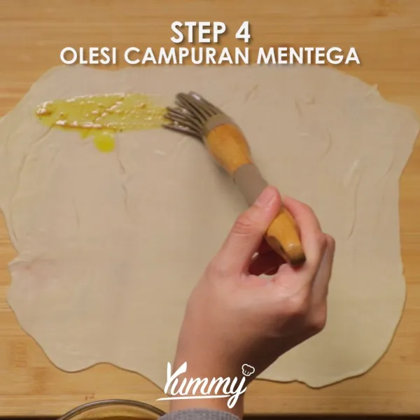 Panaskan minyak secukupnya pada teflon, kemudian masukkan pancake ke dalamnya. Masak hingga ke-2 sisinya matang, kuning kecoklatan. Sisihkan.