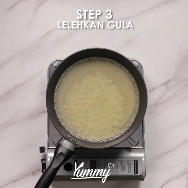Lelehkan gula dengan api sedang, pastikan gula terendam air. Jangan diaduk, karena gula akan mengkristal.