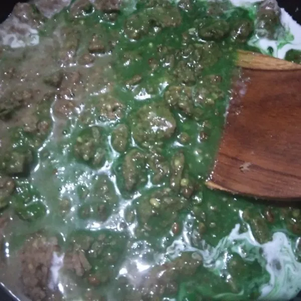 Campur dengan santan, gula pasir, garam, dan pasta pandan.