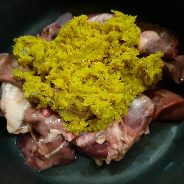 Tata dalam panci, ati ampela dan bumbu halus.