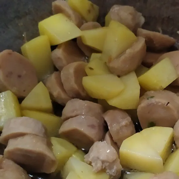 Goreng ketang dahulu hingga mulai layu, masukkan bakso dan goreng sebentar, lalu sisihkan.