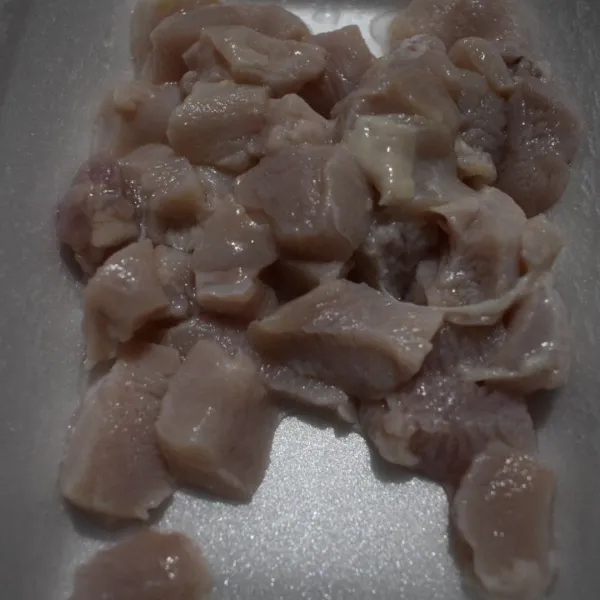 Potong ayam ukuran persegi kecil-kecil.