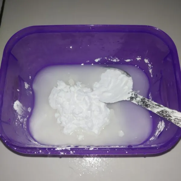 Larutkan tepung kanji dengan 100 ml air, sisihkan.