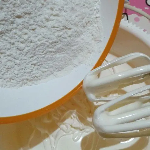 Matikan mixer, masukkan tepung seluruhnya kedalam wadah.