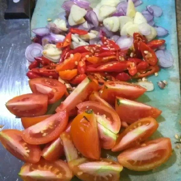 Iris halus duo bawang dan cabe, potong jadi 4 bagian tomat, sisihkan.