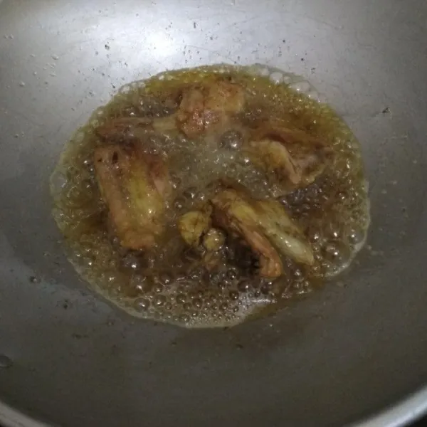 Panaskan minyak di wajan, goreng ayam sebentar agar bagian kulitnya kering/berwarna kecokelatanT. tiriskan.
