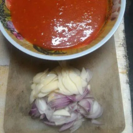 Haluskan cabe dan tomat kemudian sisihkan. Iris tipis bawang merah dan bawang putih.