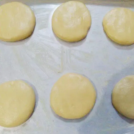 Timbang adonan masing-masing 30 gram kemudian tata diatas loyang. Pipihkan adonan roti dan istirahatkan adonan selama 20 menit.