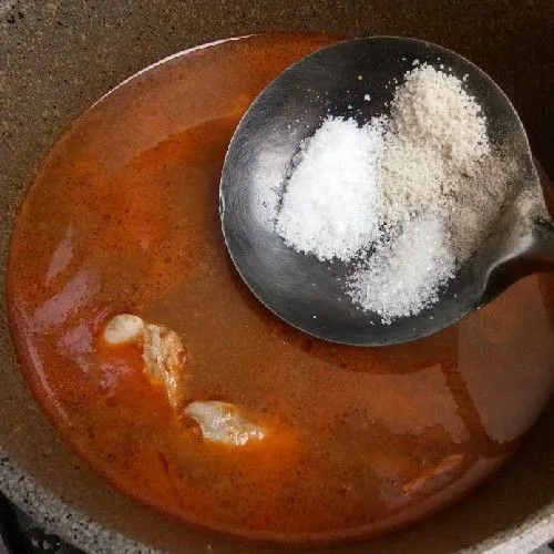 Masukkan garam, penyedap jamur, gula pasir dan merica secukupnya. Masak hingga ayam setengah matang.