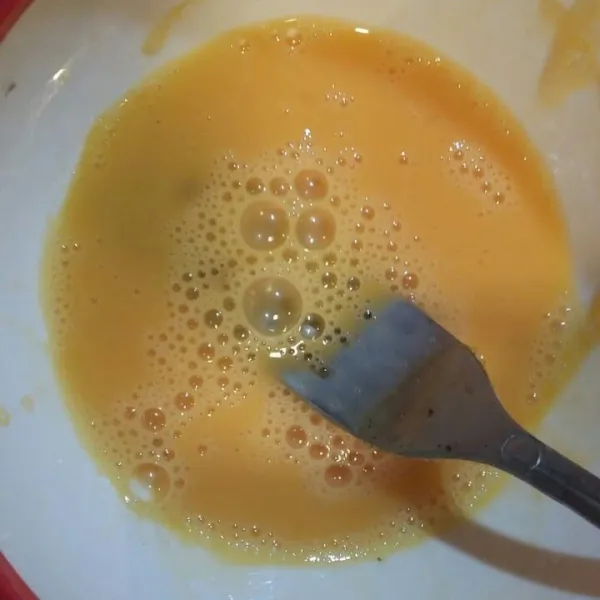 Kocok lepas telur, sisihkan.