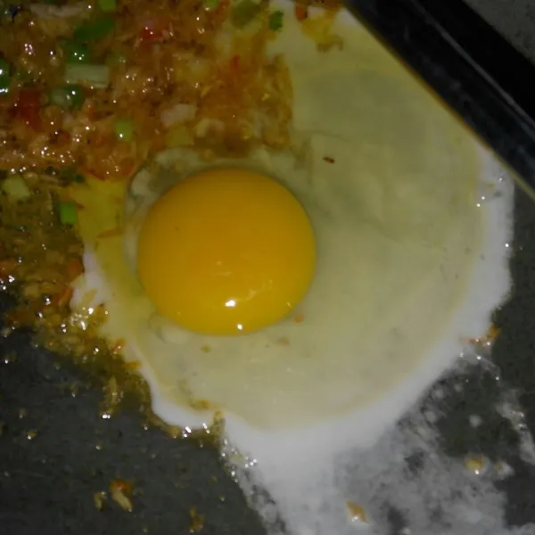 Tambahkan telur. Aduk tekur, seperti bikin scramble egg.