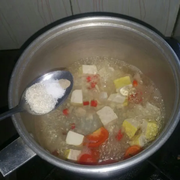 Masukkan tahu dan bumbu: gula pasir, garam, dan merica bubuk. Aduk rata, masak sampai tahu dan tomat matang.