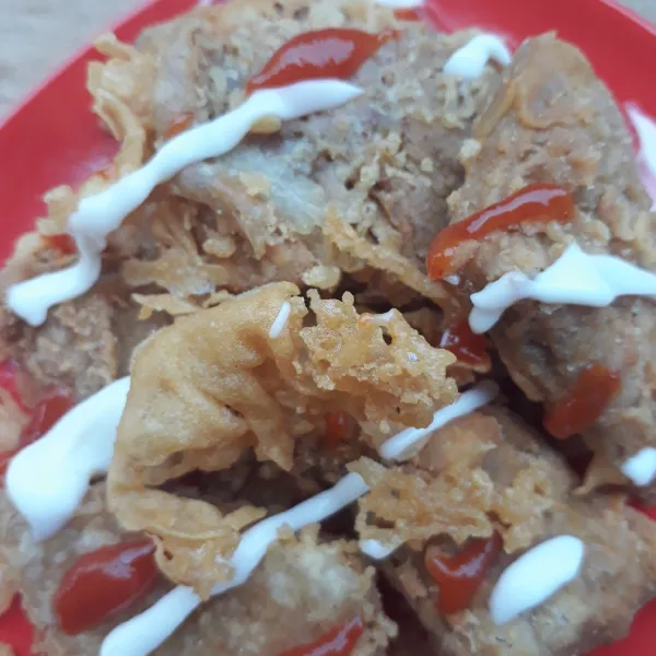 Tambahkan saus sambal dan mayonaise. Sajikan.