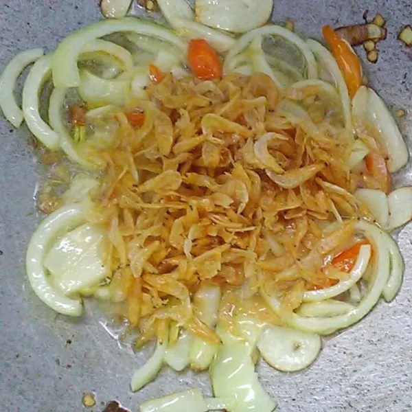 Masukkan udang, aduk-aduk.