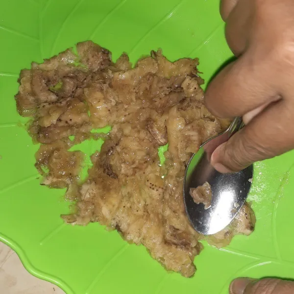 Kupas pisang, lumatkan dengan menggunakan sendok.