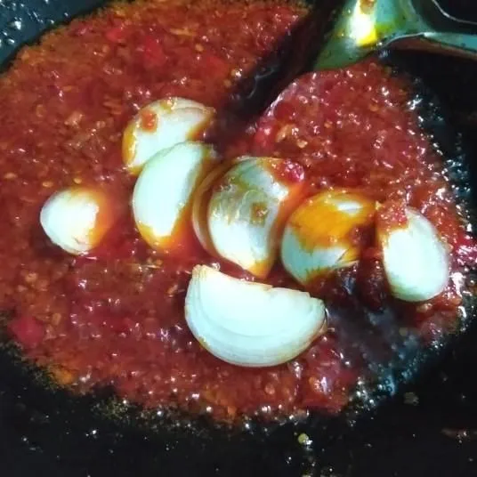 Masukkan potongan bawang bombay masak sampai bawang bombay layu.