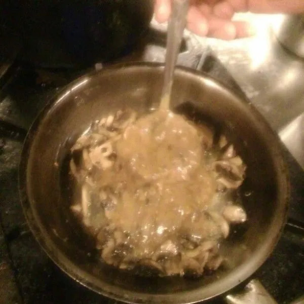 Tumis jamur kancing dengan menggunakan mentega lalu beri demi-glace bubuk yang sudah di cairkan.