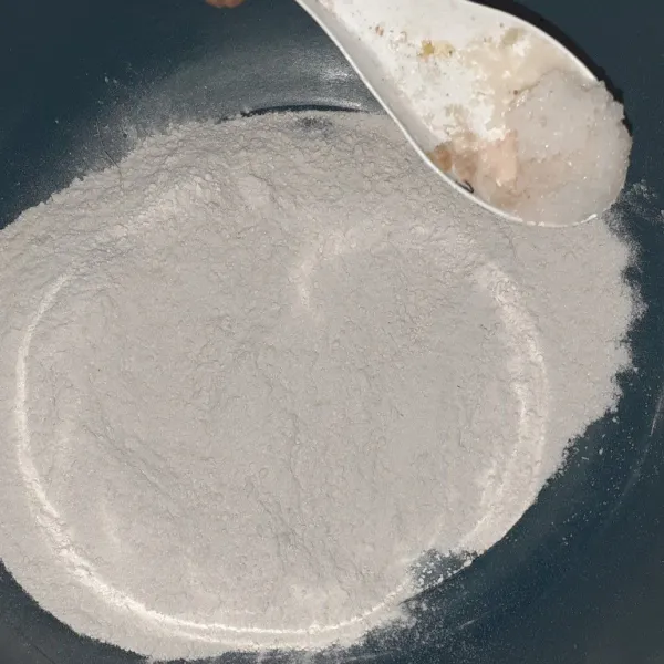 Siapkan wadah, masukkan tepung sagu, tepung hunkwe, tambahkan sedikit garam, lalu aduk hingga merata.