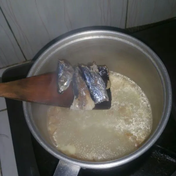 Masukkan ikan, masak sampai air mendidih lagi.