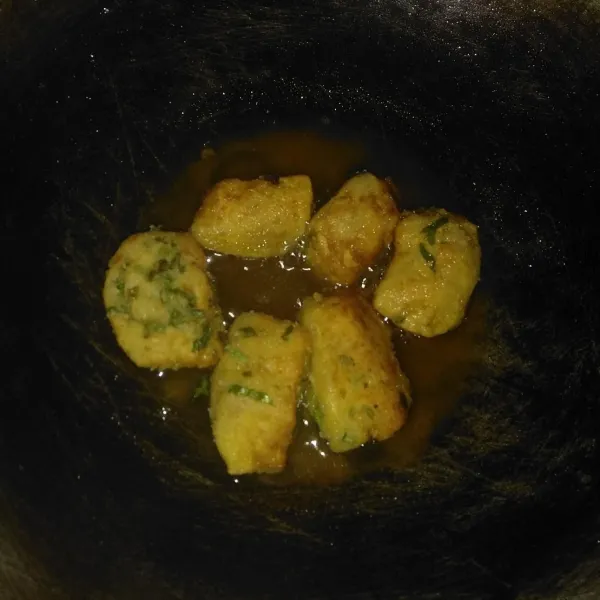 Panaskan minyak secukupnya, lalu masukkan tahu dan goreng hingga berwarna kecoklatan dan matang. Angkat lalu sajikan.