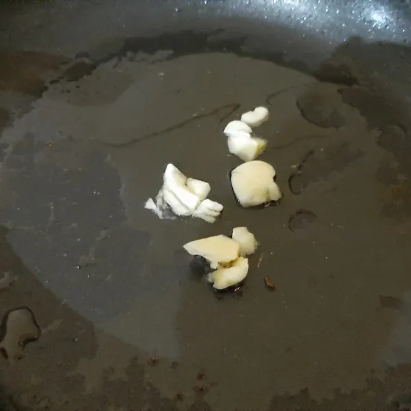 Tumis bawang putih putih hingga harum.