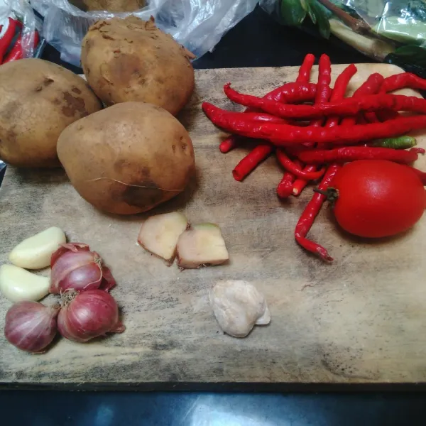 Siapkan bahan, kupas kentang dan potong dadu, rendam dalam air garam.