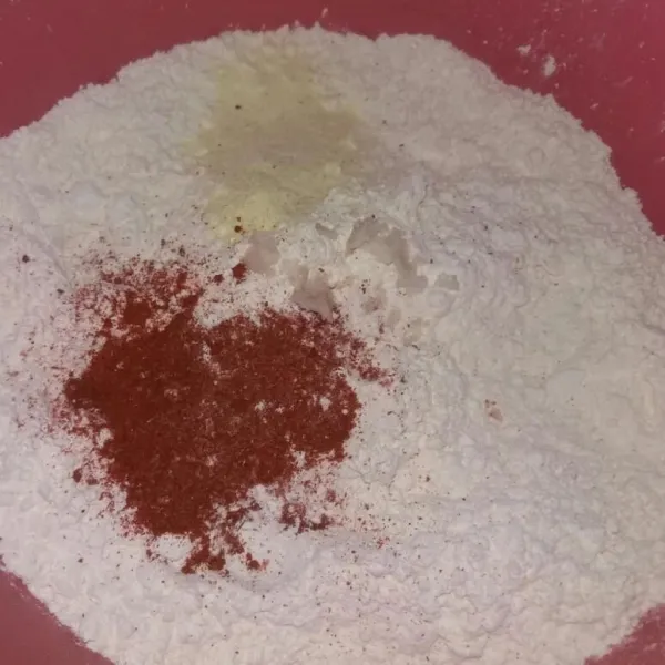 Campur dalam wadah: tepung terigu, kaldu bubuk, cabai bubuk, dan garam. Lalu aduk rata, sisihkan 2 sdm tepung yang sudah diracik ini.