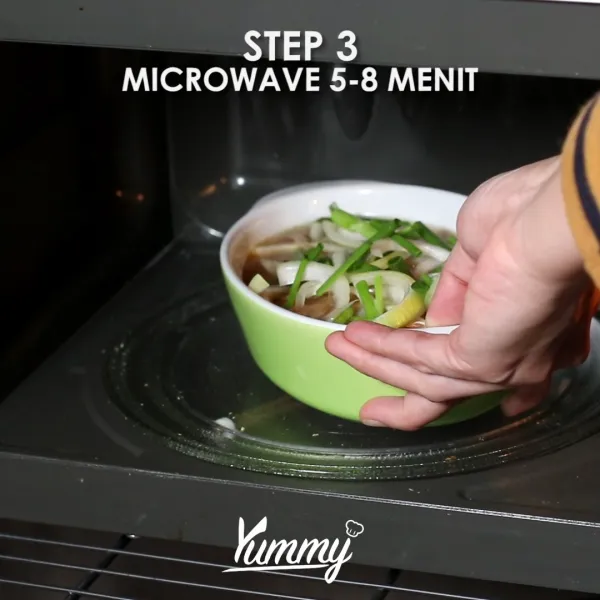 Masukkan ke dalam microwave selama kurang lebih 5-8 menit atau hingga ayam matang. Sisihkan.