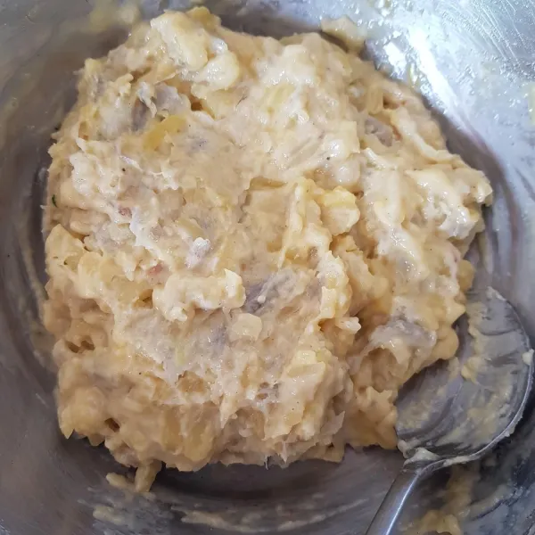 Tambahkan telur, aduk kembali hingga rata.