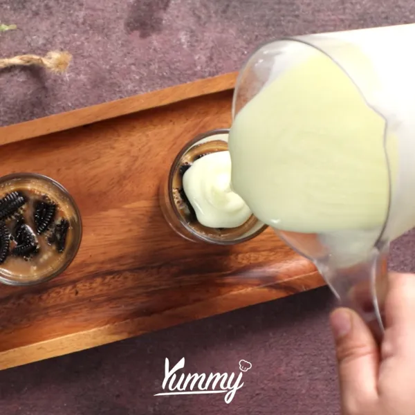Tuang pudding dengan vla vanilla, lalu taburi kembali dengan oreo.