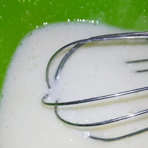 Kocok putih telur, kental manis, dan 50 gram gula pasir hingga mengental dan berbusa. Kemudian tambahkan perasan jeruk nipis, aduk merata. Sisihkan terlebih dahulu.
