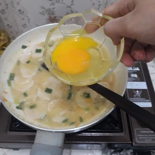 Setelah semua matang, tambahkan telur dan aduk hingga tercampur rata. Tunggu hingga telur matang, matikan kompor, angkat dan sajikan selagi hangat.