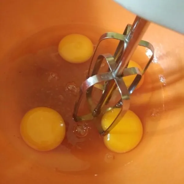 Mixer telur dan gula pasir hingga mengembang.