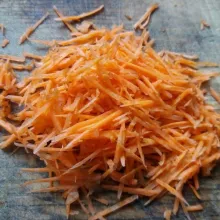 Potong kecil-kecil atau parut wortel.