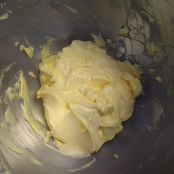 Tambahkan kuning telur, mixer sebentar hingga tercampur rata.