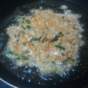 Panaskan minyak secukupnya dan goreng setengah adonan telur hingga matang salah satu sisinya, balik dan matangkan sisi satunya. Angkat dan tiriskan.Omelet telur pedas siap disajikan.