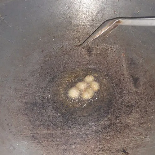 Panaskan minyak, goreng sebentar telur puyuh yang sudah direbus, angkat dan tiriskan.