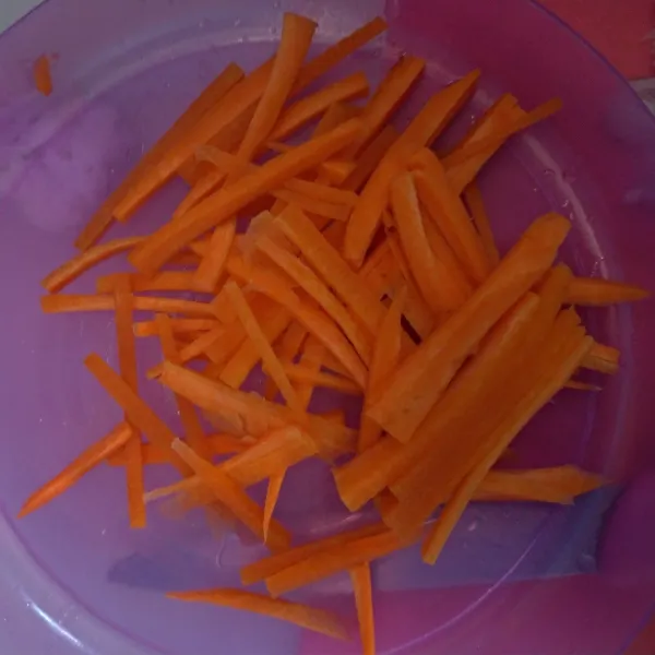 Iris-iris juga wortel lalu cuci sampai bersih.