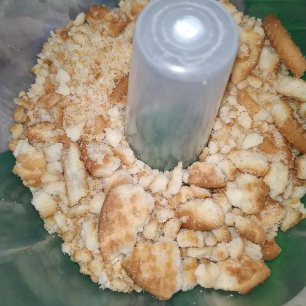 Setelah biskuit kelapa dihancurkan, kemudian masukkan biskuit ke dalam cetakan puding.