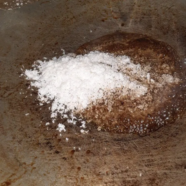 Isian inti: panaskan air dan masukkan kelapa parut, garam, dan gula merah lalu aduk merata. Tunggu hingga air mengering.