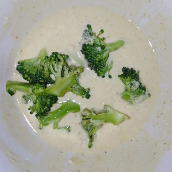Masukkan brokoli dalam adonan tepung.