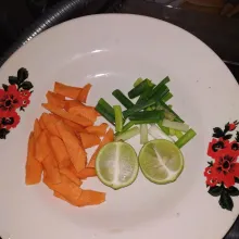 Potong wortel, daun bawang, dan jeruk nipis lalu bentuk potongan sesuai dengan selera.