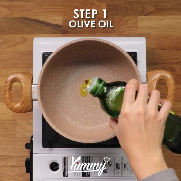 Panaskan olive oil, tumis bawang bombay dan bawang putih hingga harum. Tambahkan rosemary, thyme, dan gula palem. Aduk rata, masak hingga caramelize.