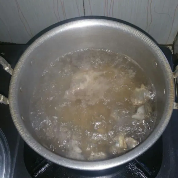 Rebus ulang ayam dengan air yg baru, masak sampai keluar kaldu.